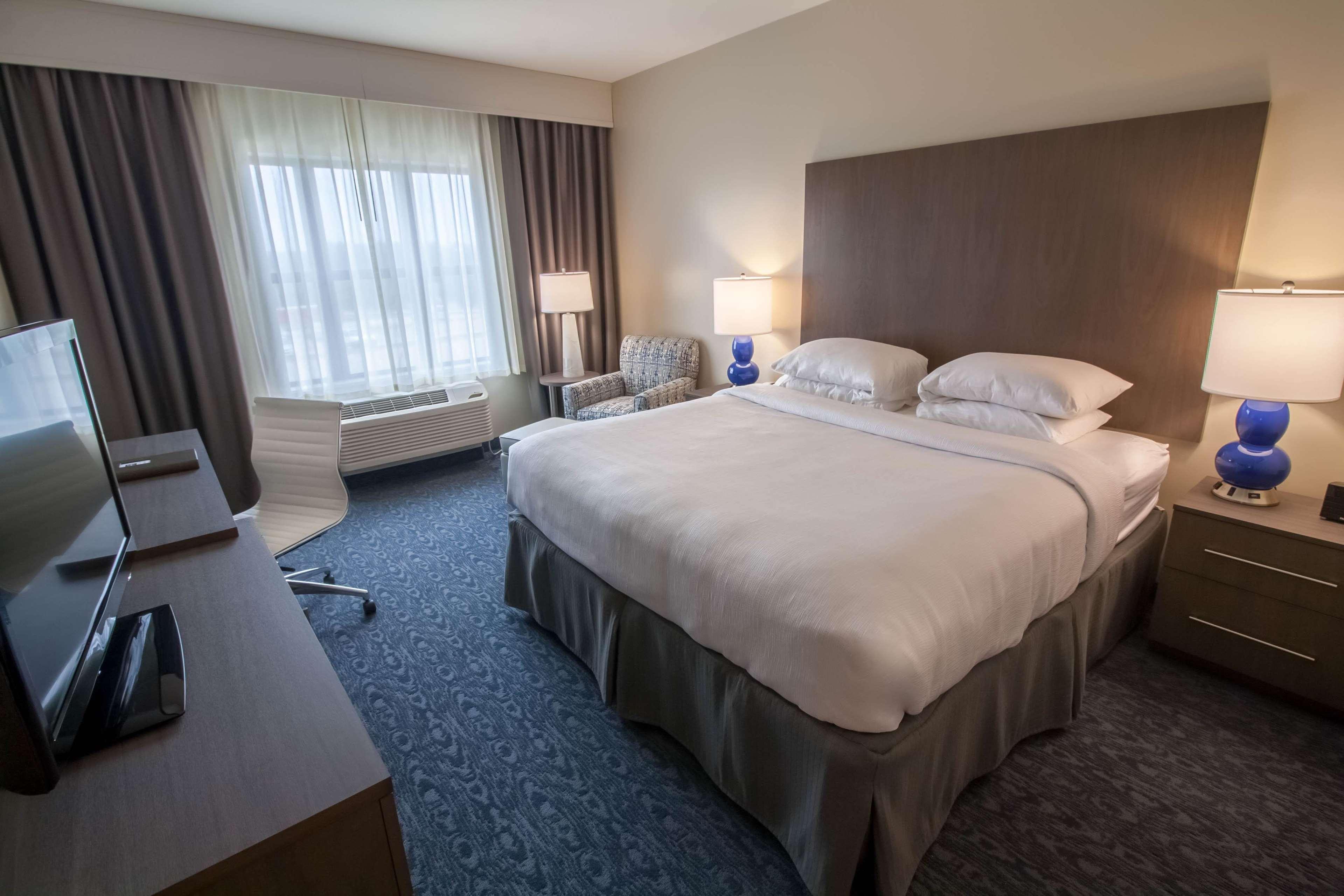Hotel Renovo Des Moines Urbandale,Tapestry Collection Hilton Bagian luar foto