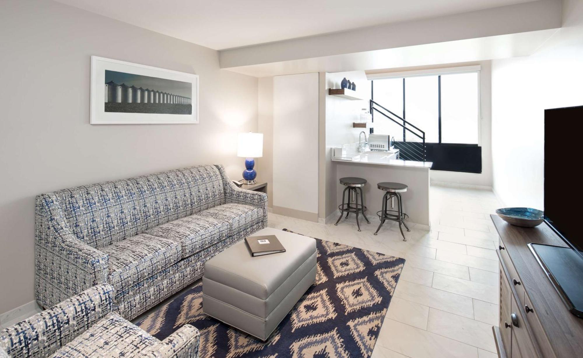 Hotel Renovo Des Moines Urbandale,Tapestry Collection Hilton Bagian luar foto