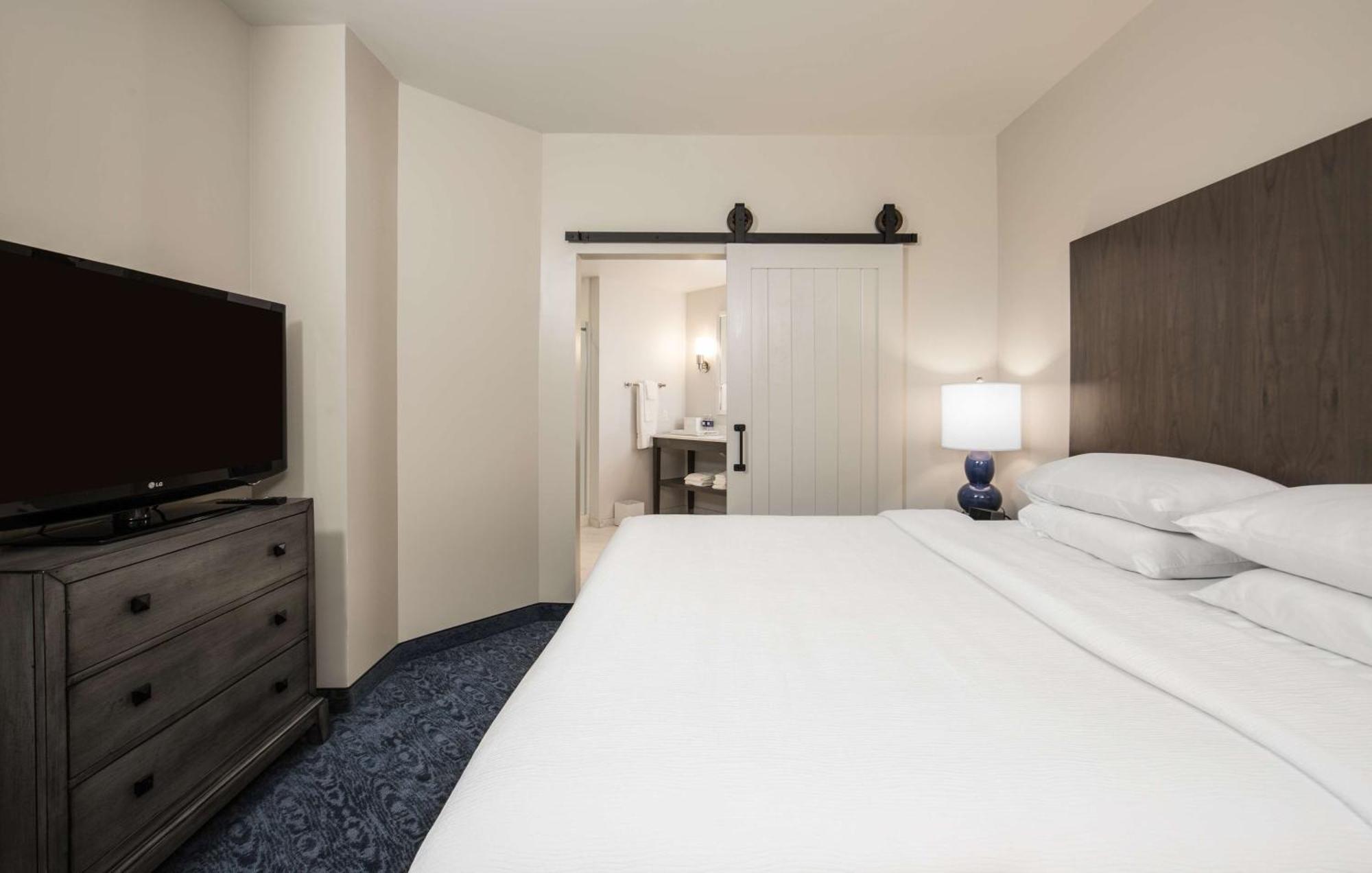 Hotel Renovo Des Moines Urbandale,Tapestry Collection Hilton Bagian luar foto
